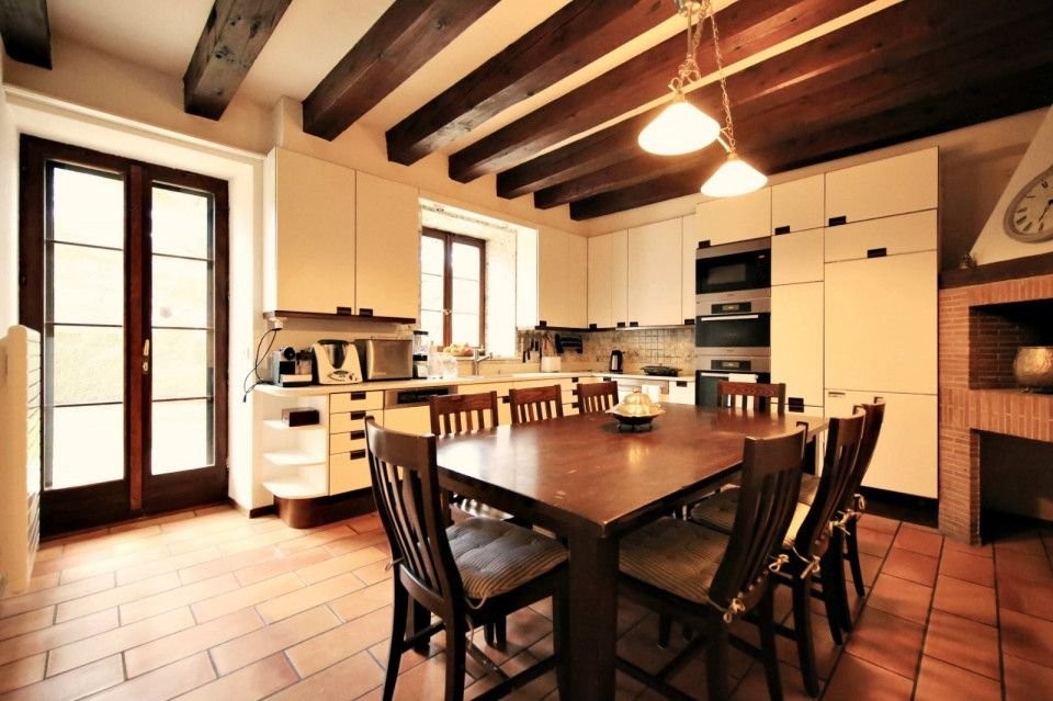 Rent a 8 rooms single house in Gingins Flatfox