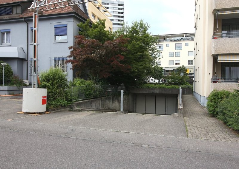 Einfahrt Autoeinstellhalle