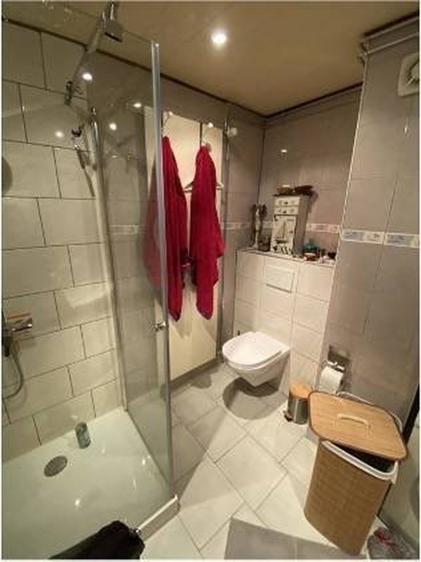 grande salle de bains avec baignoire et douche