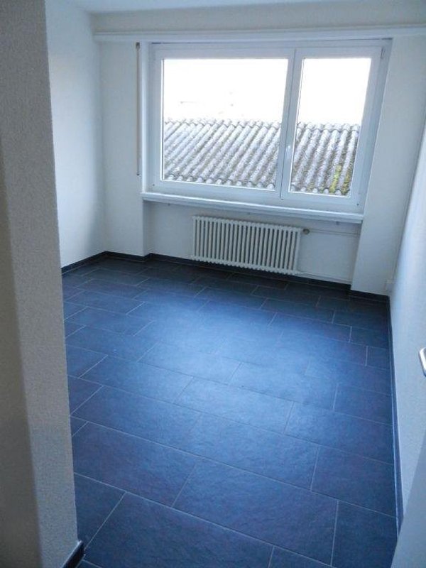 Renoviertes Zimmer mit Plattenboden