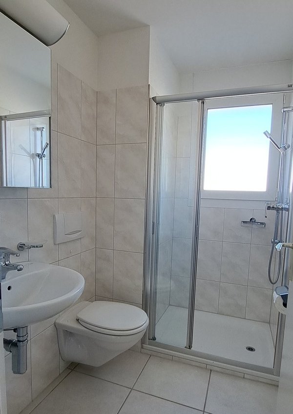 Badezimmer mit Fenster (Dusche, Lavabo, Toilette)