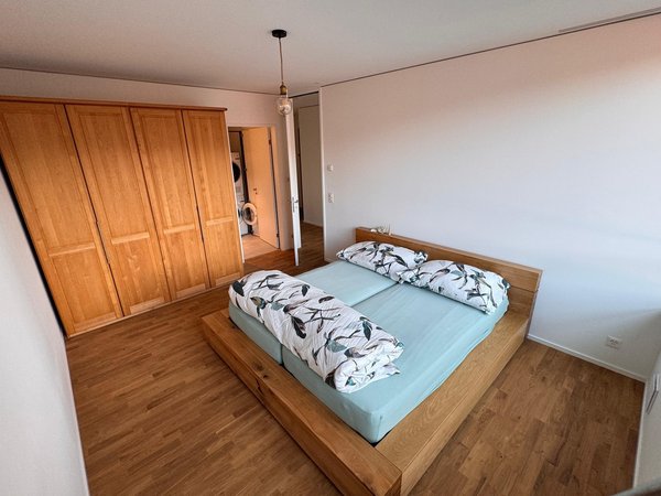Schlafzimmer 1 mit Doppelbett und Schranksystem aus Massivholz