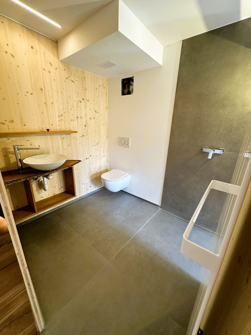 Nasszelle mit Dusche + WC