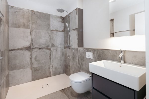 Badezimmer mit Dusche