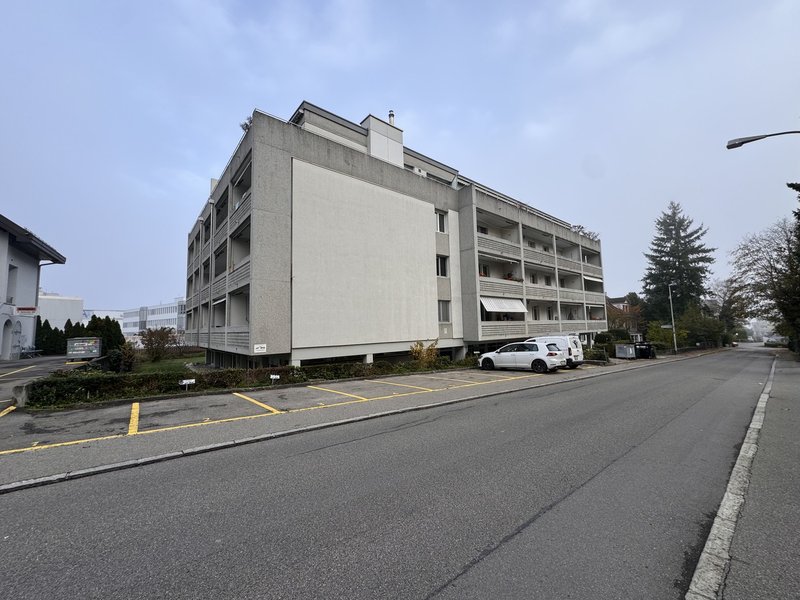 Gebäude mit Parkplätzen