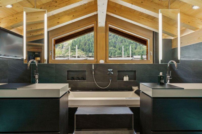 Badezimmer mit Whirlwanne und Regendusche