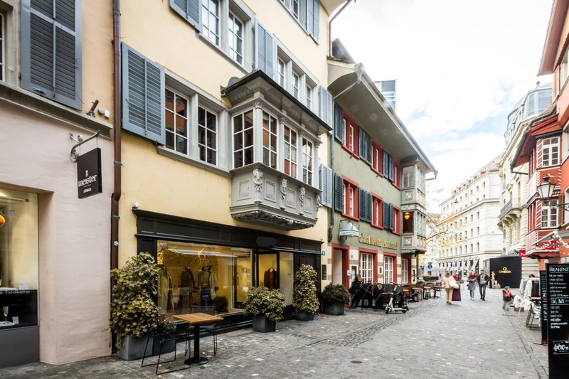 Gebäudeansicht mit Erker im 1. OG