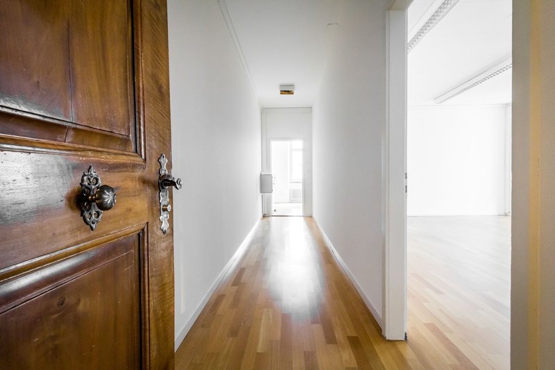 Korridor mit Zugangstüre