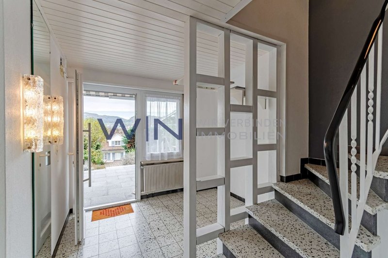 Treppenhaus und Gästetoilette im Eingangsbereich