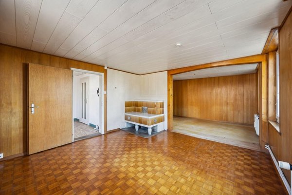 Rustikaler Wohnbereich mit traditionellem Kachelofen