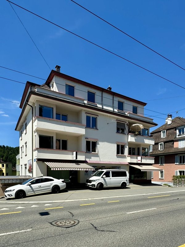 Strassenseite - ganzes EG