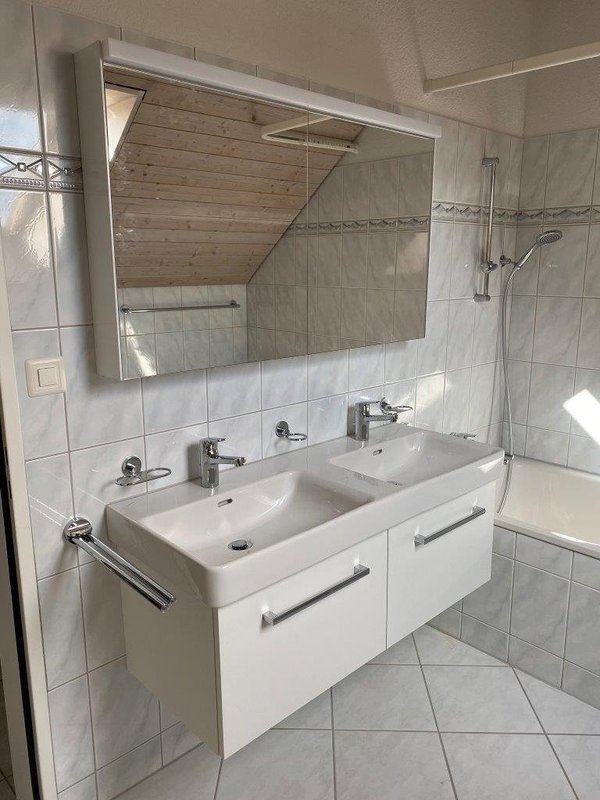 Badezimmer mit Badewanne.jpg