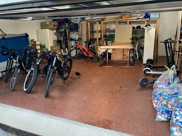 Garage + vélos et trotinettes électriques