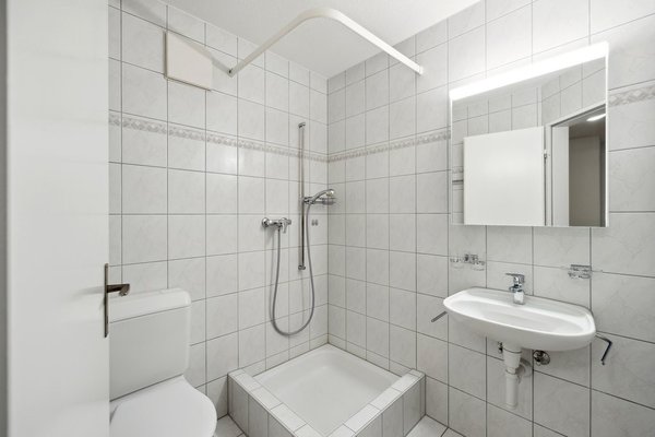 Badezimmer mit Dusche