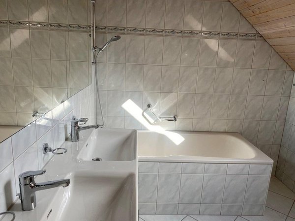 Badezimmer mit Badewanne.jpg