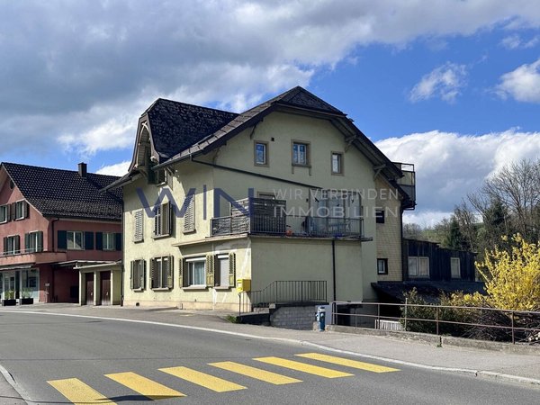 Mit Busverbindung in der Nähe