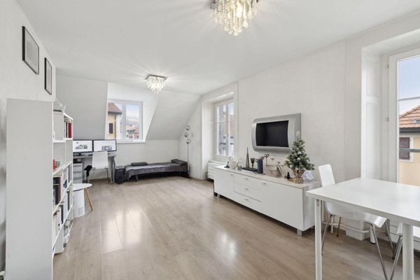 Heller Raum mit modernem Flair