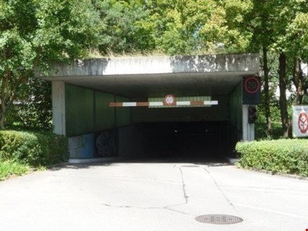 Einfahrt Einstellhalle