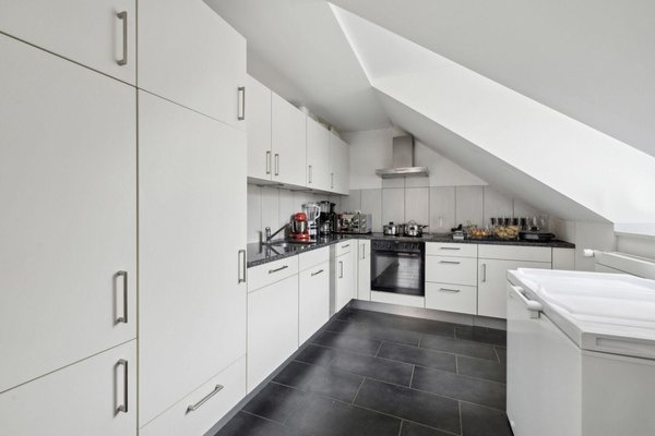 Küche mit Dachschräge