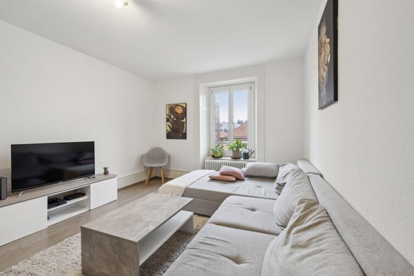 Helles Wohnzimmer mit gemütlicher Sitzecke