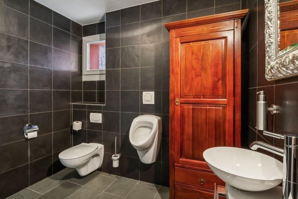 Badezimmer mit Pissoir