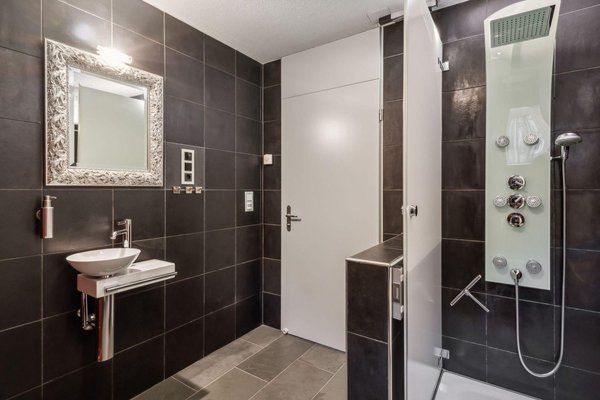 Badezimmer mit Dusche