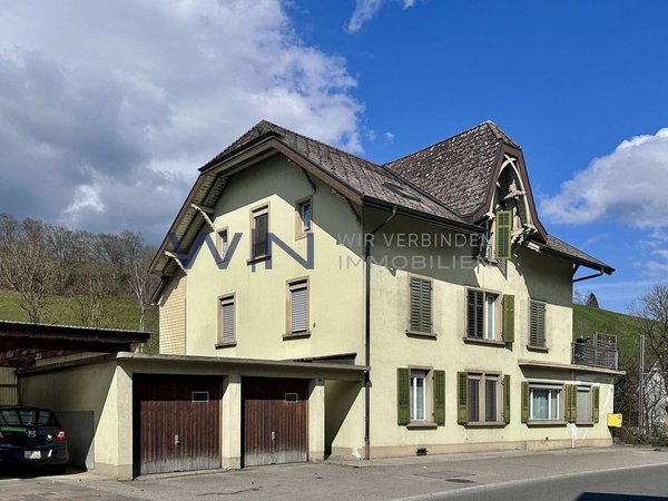 Garagen und Parkplätze vorhanden