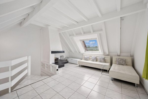 Zimmer mit Cheminée im Dachgeschoss