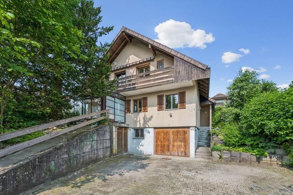 Aussenansicht mit Vorplatz