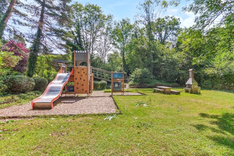 Spielplatz und Grill