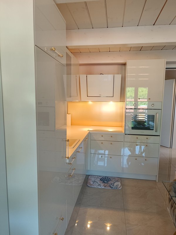 küche mit Induktion in weiss