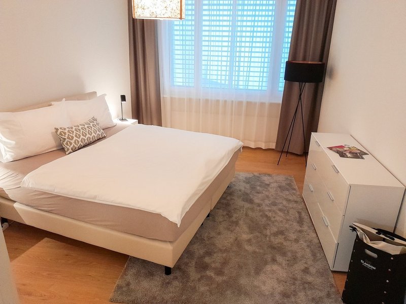 Schlafzimmer / Bedroom