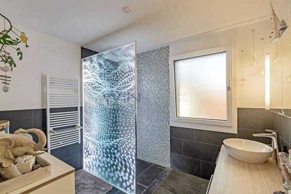 Dusche mit Lichtspiel 