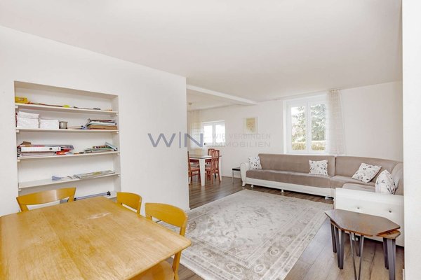 Helles Wohnzimmer mit viel Platz