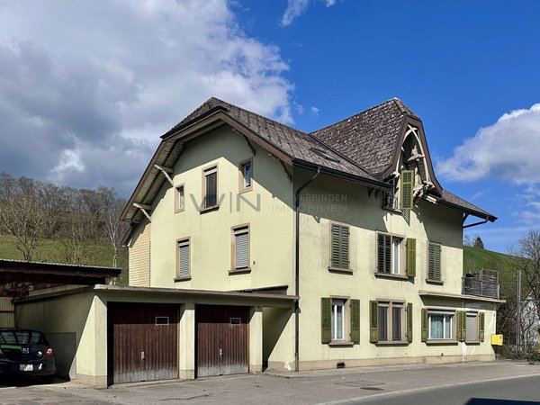 Mit Garagen und Parkplätze 