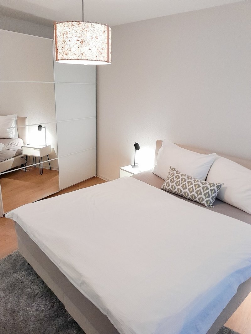 Schlafzimmer / Bedroom