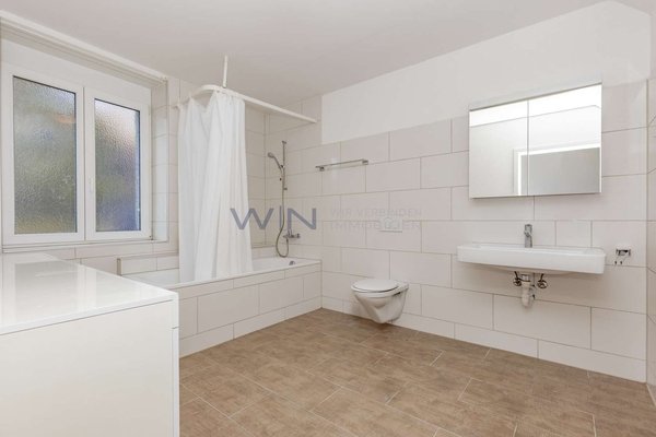 Modernes Bad mit Tageslicht