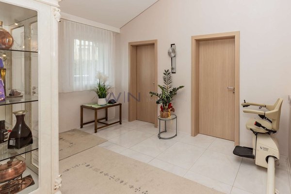 Eingangsbereich mit Büro 