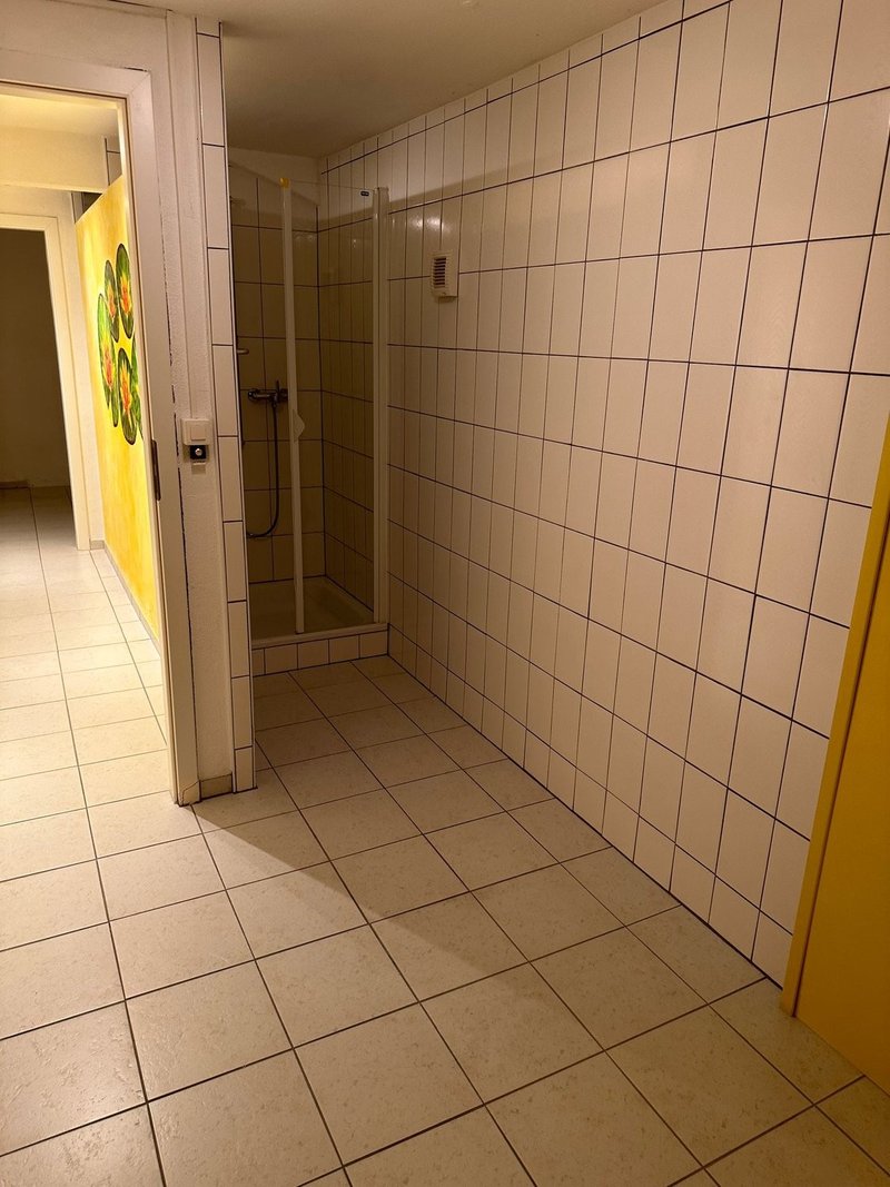 Dusche / WC mit grossem Vorraum/Ankleide