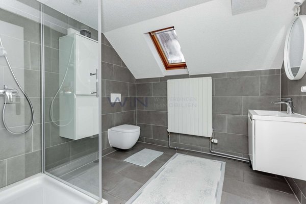 Zeitgemässes Badezimmer mit Tageslicht