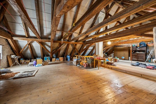 Grosszügiger Dachstock