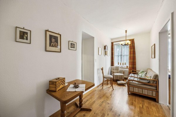 Wohnlicher Flur mit Fensterbankecke