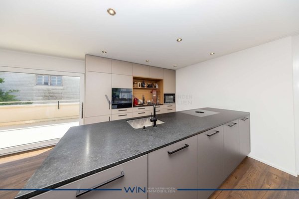 Designküche mit Kochinsel