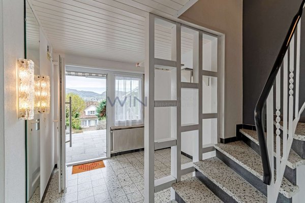 Treppenhaus und Gästetoilette im Eingangsbereich