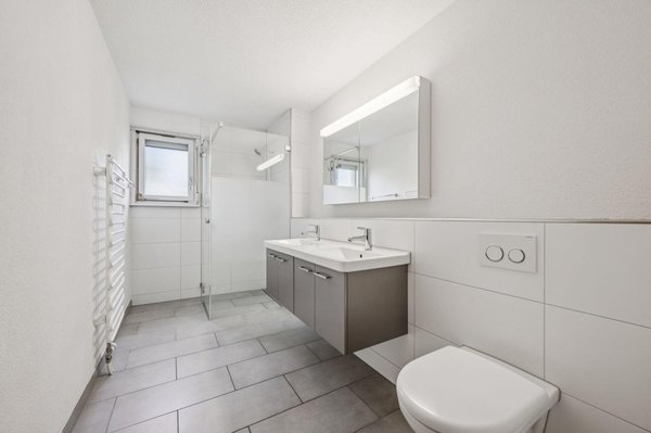 Badezimmer mit Dusche