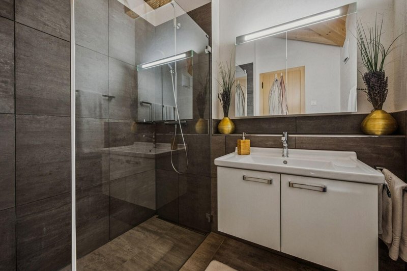 Badezimmer mit Dusche