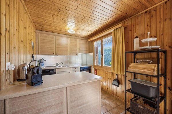 Helle, funktionale Küche im Holzambiente