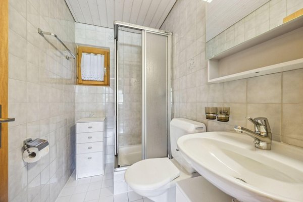 Praktisch ausgestattetes Bad in hellen Farbtönen