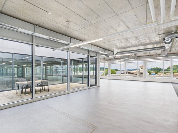 Helle Gewerbefläche mit Atrium