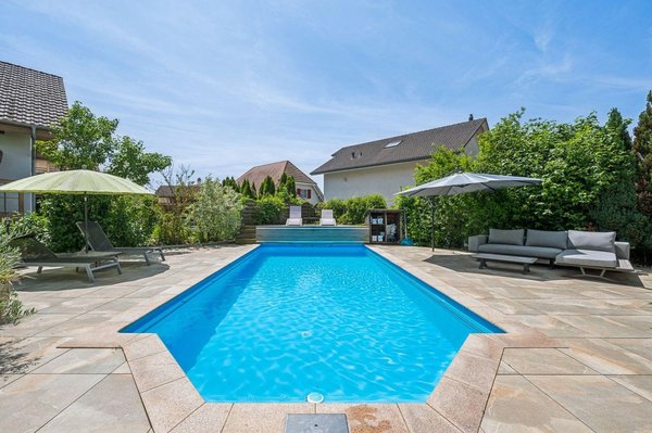 Exklusive Garten-Oase mit Pool und Liegezonen